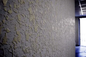 Textura de parede aplicada em ambiente moderno, com efeito decorativo elegante e acabamento sofisticado.