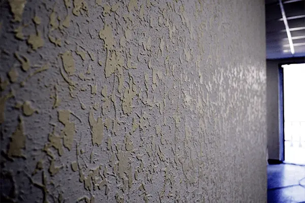 Textura de parede aplicada em ambiente moderno, com efeito decorativo elegante e acabamento sofisticado.