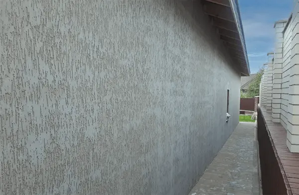 Parede com textura grafiato aplicada pela Casa da Textura, acabamento moderno e resistente ideal para ambientes internos e externos.