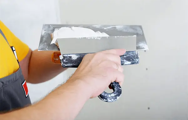 Parede preparada com Massa Acrílica de alta qualidade, garantindo acabamento liso, uniforme e resistente, disponível na Casa da Textura.