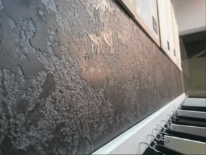 Sala moderna com textura de parede aplicada, mostrando acabamento sofisticado e elegante da Casa da Textura.