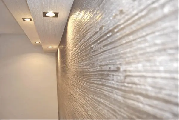 Aplicação de textura de parede em sala de estar, destacando acabamento sofisticado e moderno